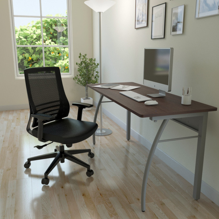 sillas de escritorio frente a computadora en un cuarto de home office
